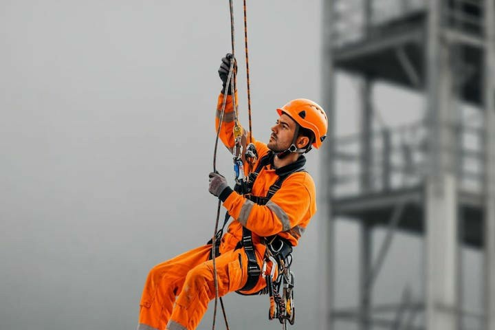 Incorporating Working at Heights Safety Training into Your Business Strategy - Online Safety Courses blog article